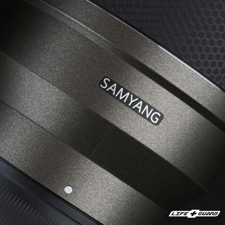 霧鈦黑貼膜質感特寫，LIFE+GUARD 設計風格