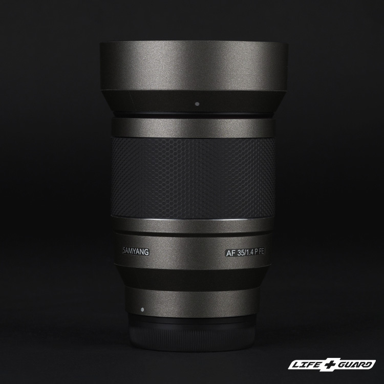 霧鈦黑貼膜質感，LIFE+GUARD 專機專屬開版 SAMYANG AF 35mm F1.4 P FE