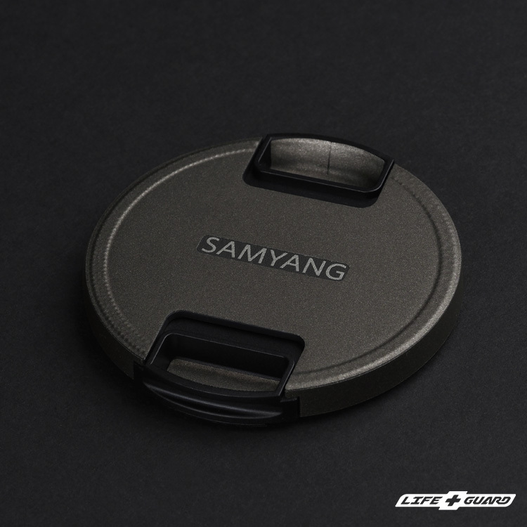 SAMYANG AF 35mm F1.4 P FE 鏡頭蓋貼膜展示圖，LIFE+GUARD 霧面風格設計