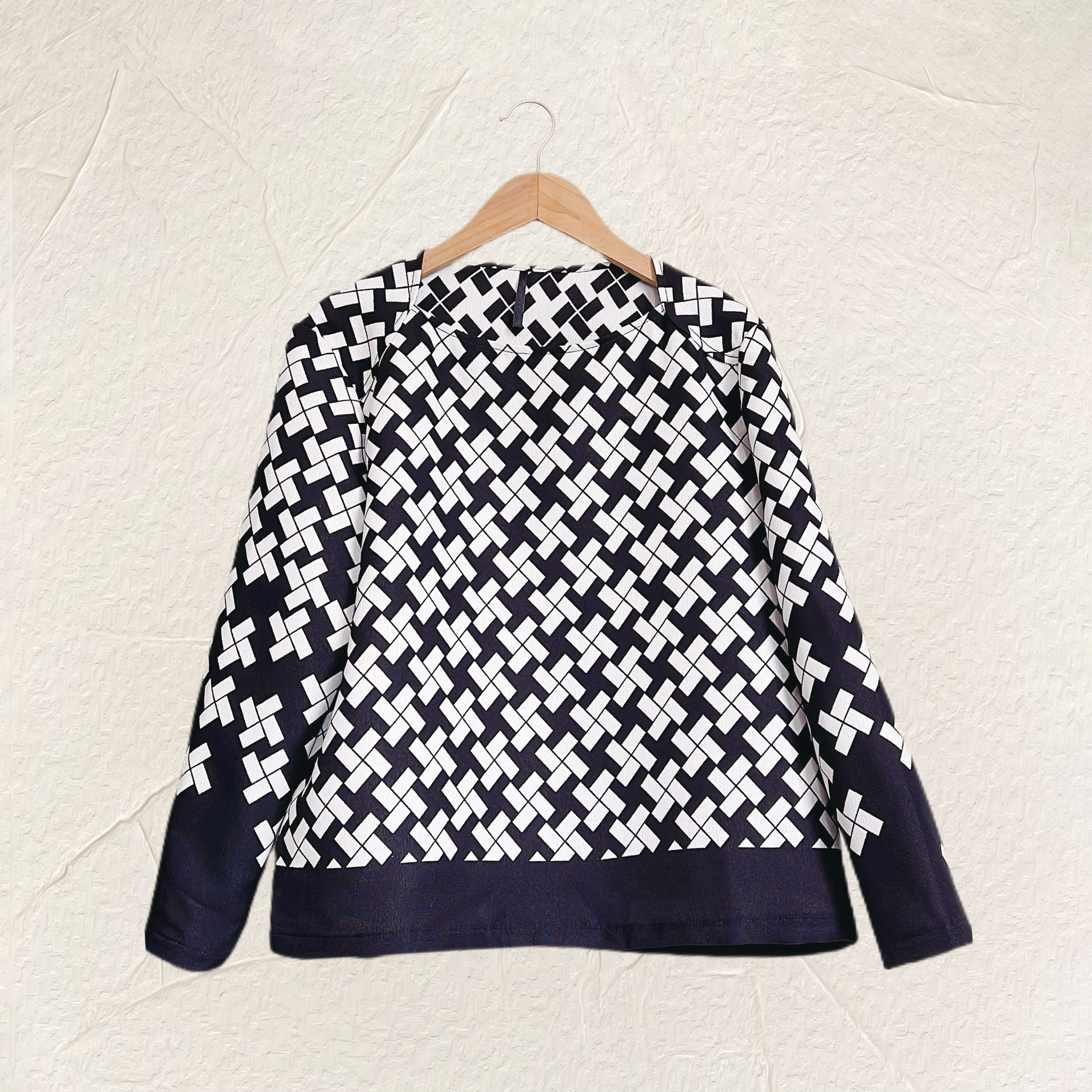 帆船領長袖肩蓋上衣 ｜ 黑白拚色幾何圖騰