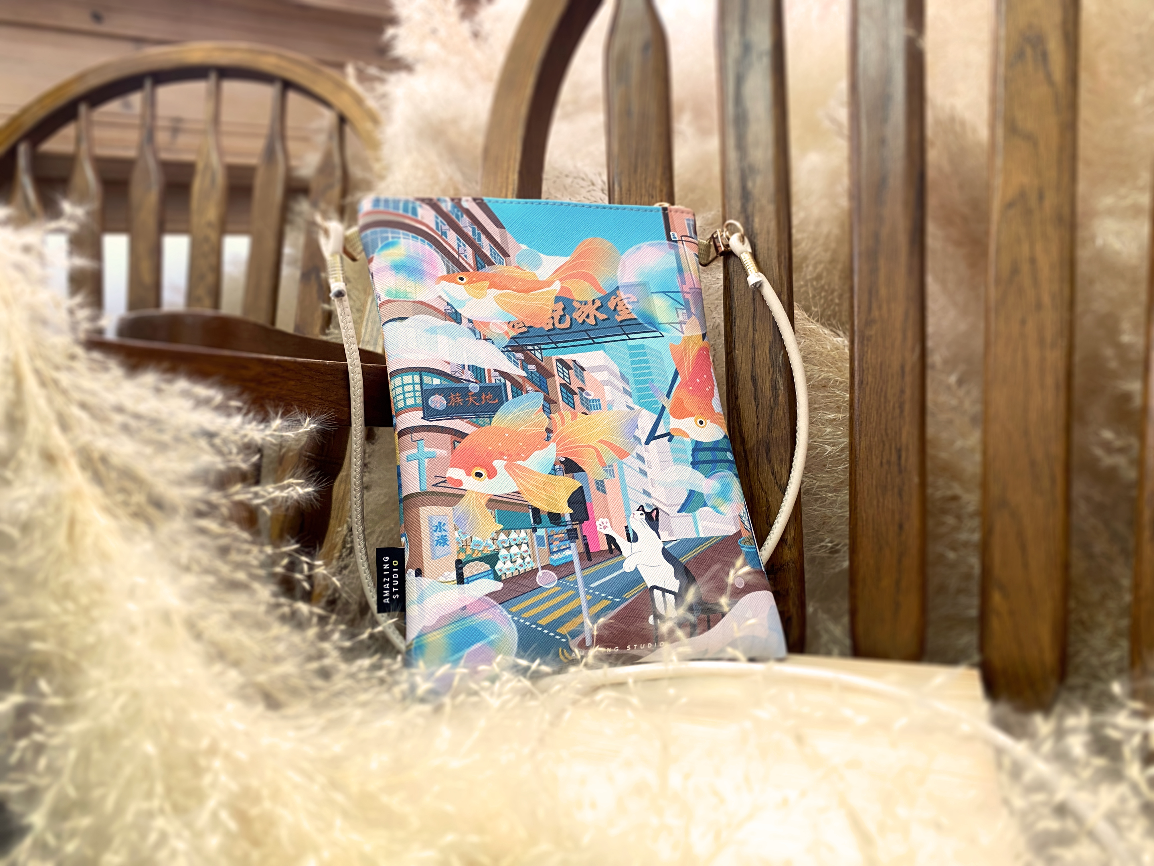 【貓遊街角-魚樂無窮 】仿皮袋 斜肩袋 斜背包丨Amazing Studio