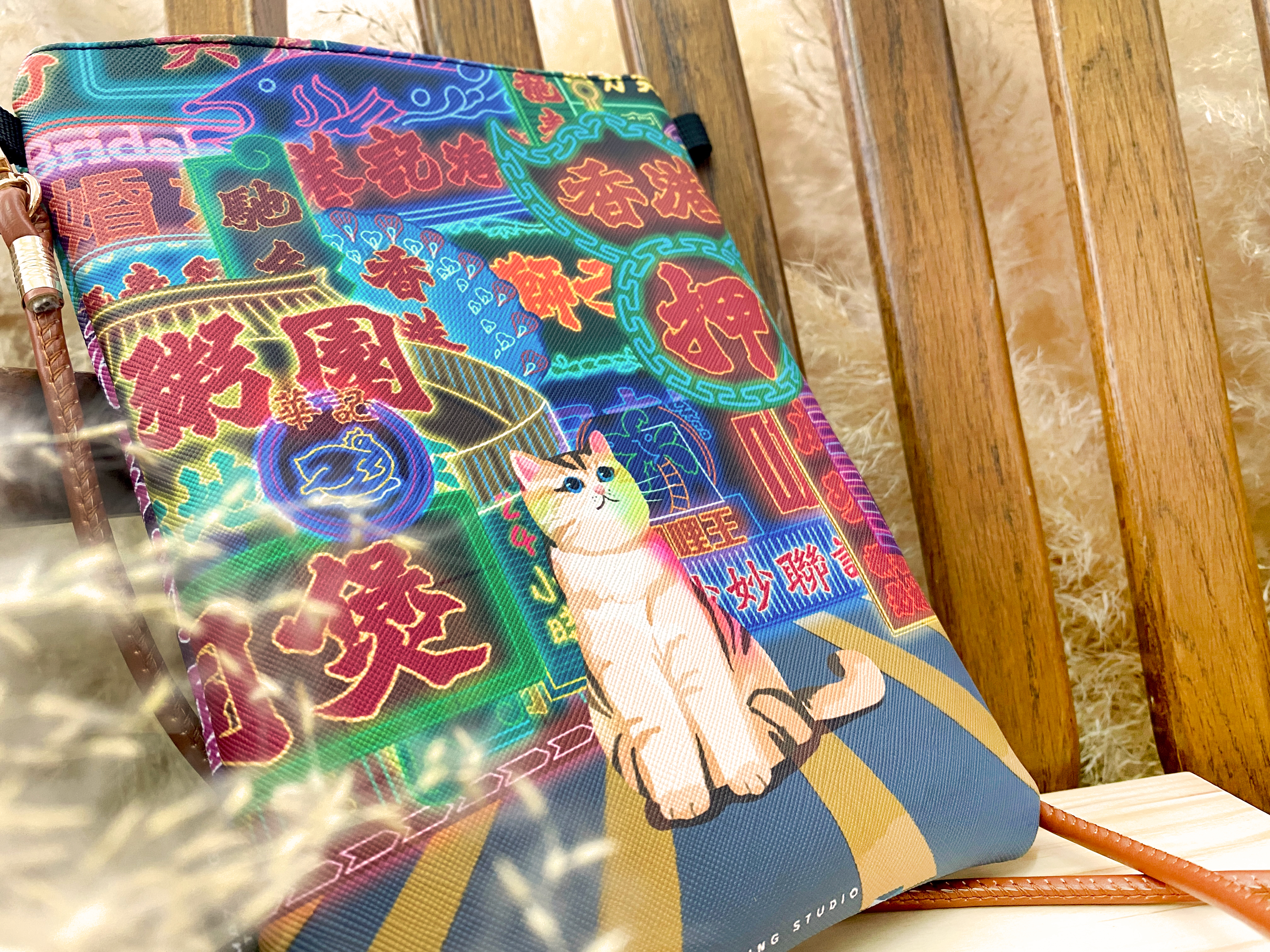 【貓遊街角-霓虹十色】仿皮袋 斜肩袋 斜背包丨Amazing Studio