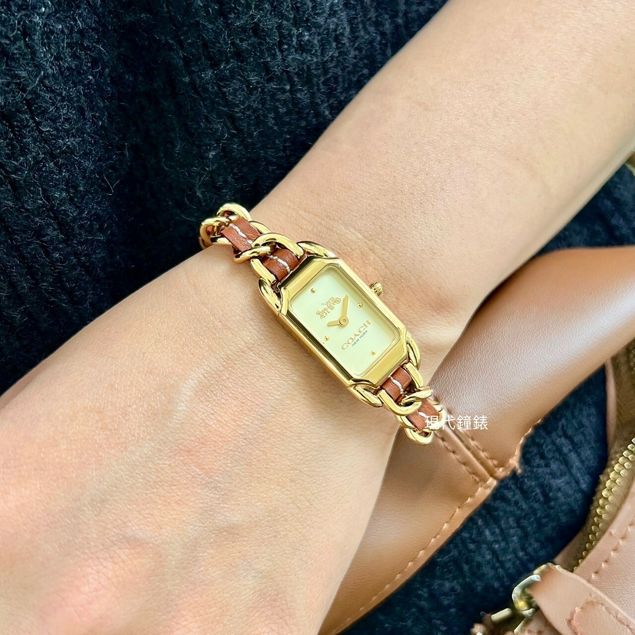 【COACH】Cadie經典馬車皮革手鍊腕錶CO14504282 17.5mm 現代鐘錶