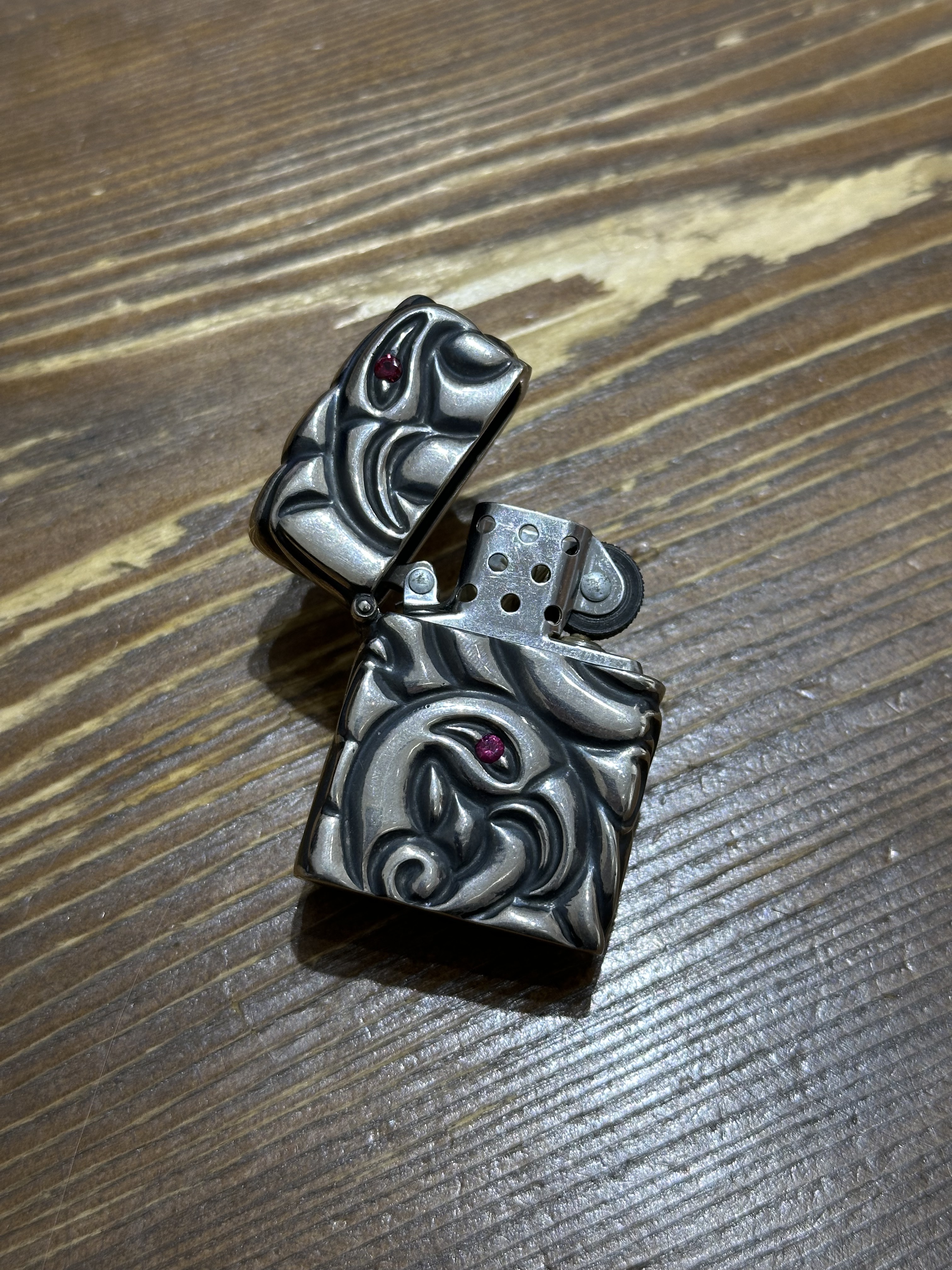 MATING FLIGHT LIGHTER WITH RUBIES