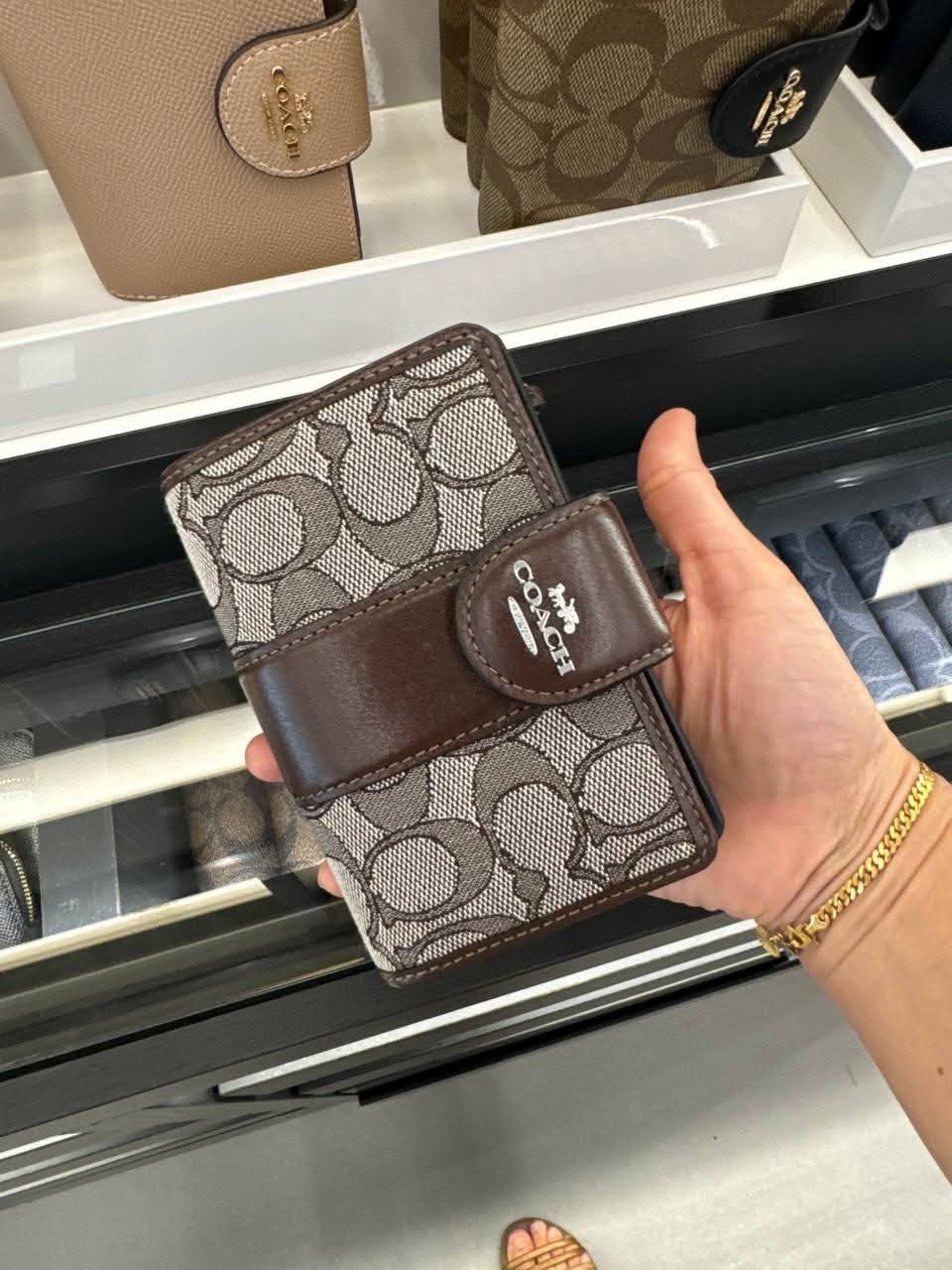 Coach corner zip wallet實用中銀包Model no CU987