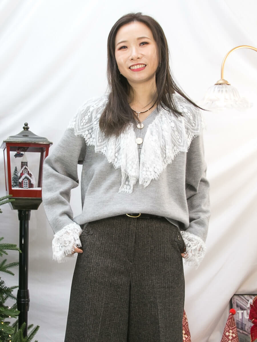 V領位釘鈕 ‧ LACE網布 ‧ 毛毛冷料TOP【2411-1670】 【不設退換】