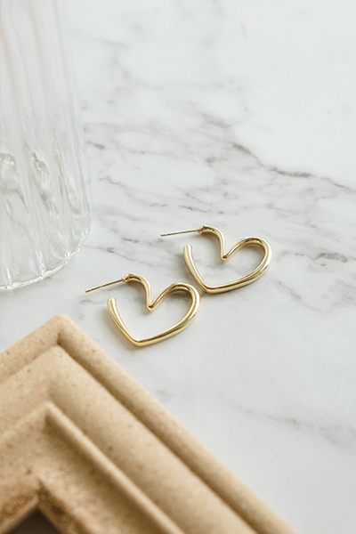 簡約鏤空愛心。銀針耳環