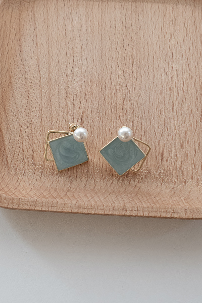 天空藍畫釉。銀針耳環