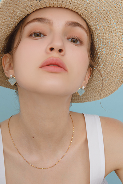 天空藍畫釉。銀針耳環