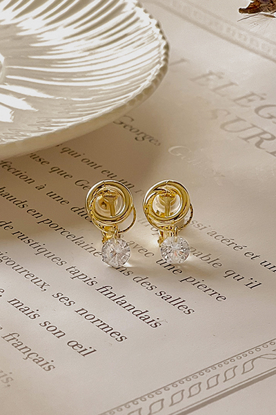 環繞圈輕奢單鑽。夾式耳環