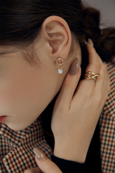 環繞圈輕奢單鑽。夾式耳環