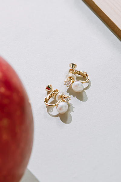 低調輕奢。夾式耳環