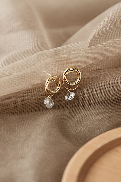 環繞圈輕奢單鑽。銀針耳環