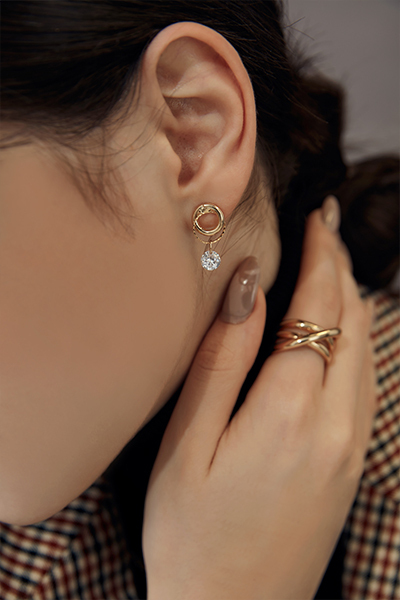 環繞圈輕奢單鑽。銀針耳環