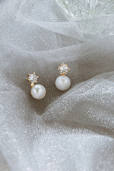 低調輕奢。銀針耳環