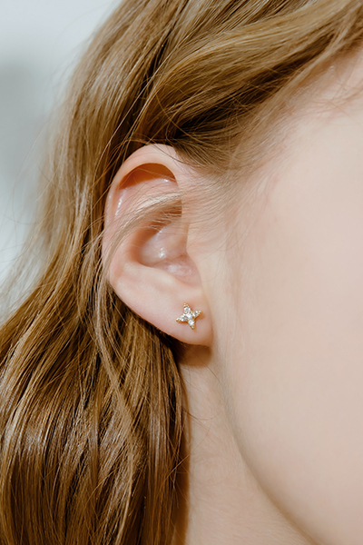 櫻花鋯石設計。銀針耳環