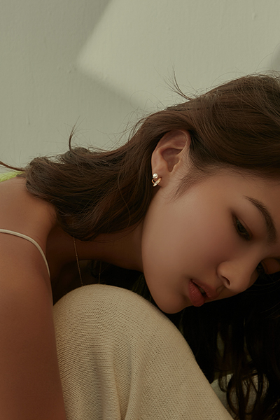 質感雙母貝。夾式耳環