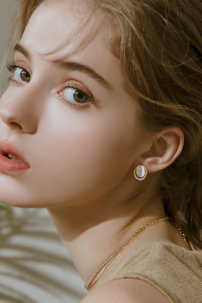 透亮感鋯石。夾式耳環