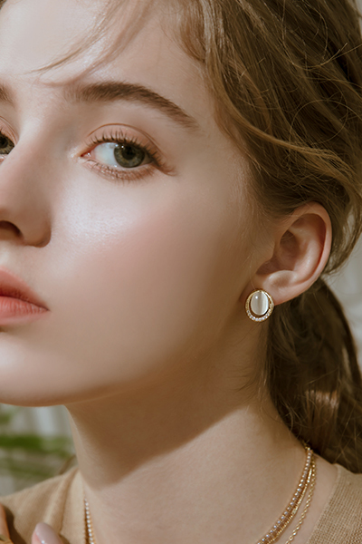 透亮感鋯石。銀針耳環