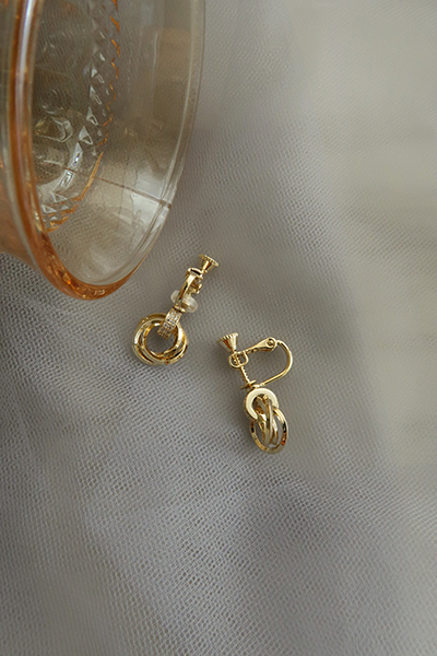 圓珠鋯石線圈。夾式耳環