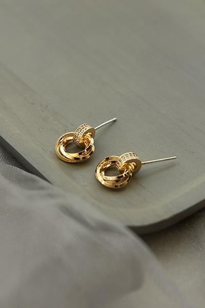 圓珠鋯石線圈。銀針耳環