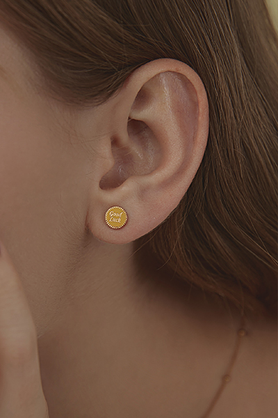 幸運小圓牌。鋼針耳環