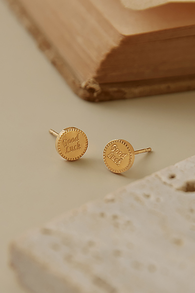 幸運小圓牌。鋼針耳環