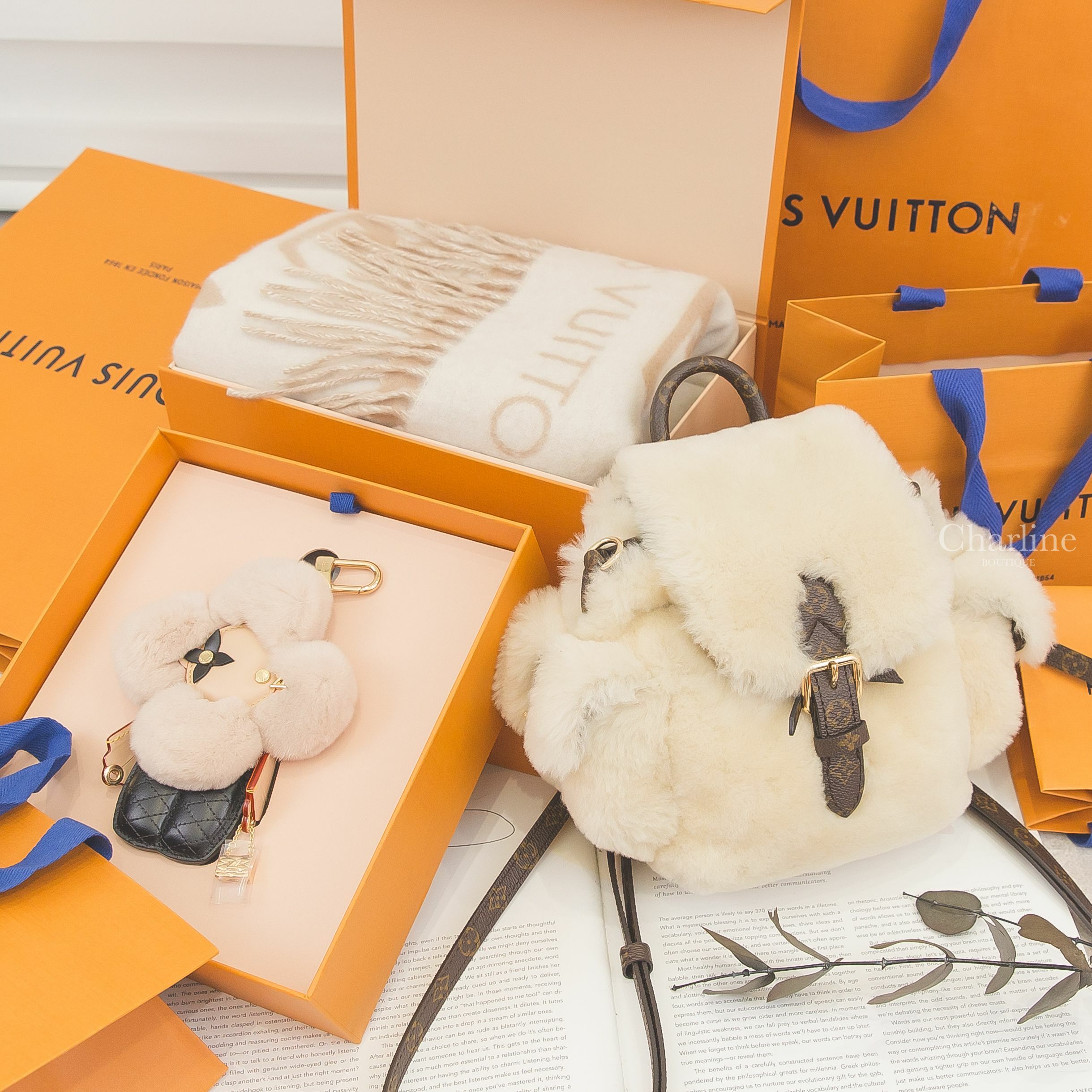LV Vivienne黑色菱格紋米色絨毛手提金色鏈帶包玩偶金釦吊飾,LV Teddy 奶油白綿羊毛咖啡色老花內裡金釦牛皮飾邊手提後背包,LV 淺米色拼米色喀什米爾流蘇圍巾-Charline Boutique 精品代購
