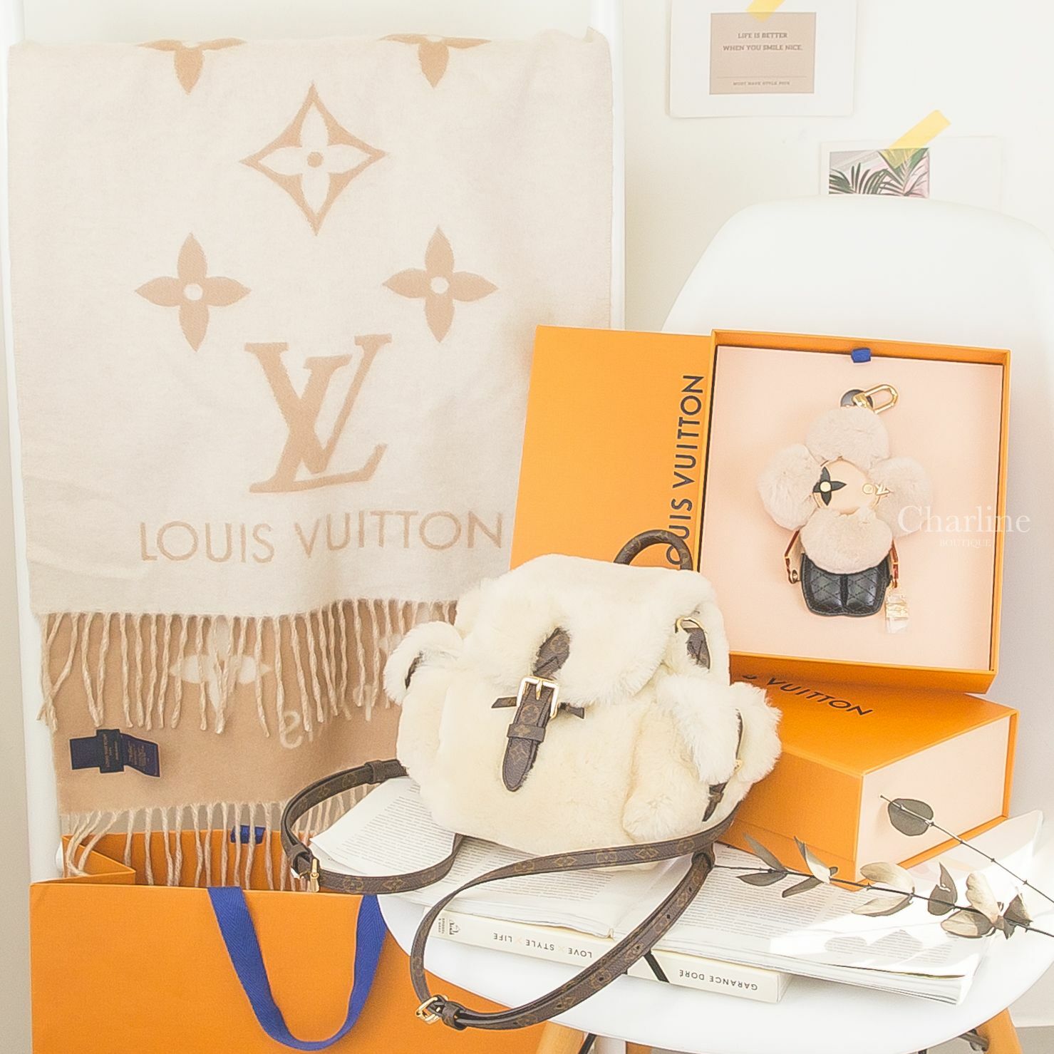 LV Vivienne黑色菱格紋米色絨毛手提金色鏈帶包玩偶金釦吊飾,LV Teddy 奶油白綿羊毛咖啡色老花內裡金釦牛皮飾邊手提後背包,LV 淺米色拼米色喀什米爾流蘇圍巾-Charline Boutique 精品代購