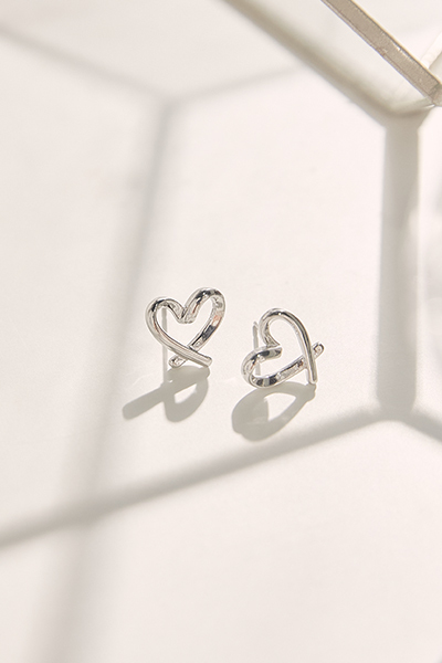 [2色]不規則線條愛心。銀針耳環(銀)