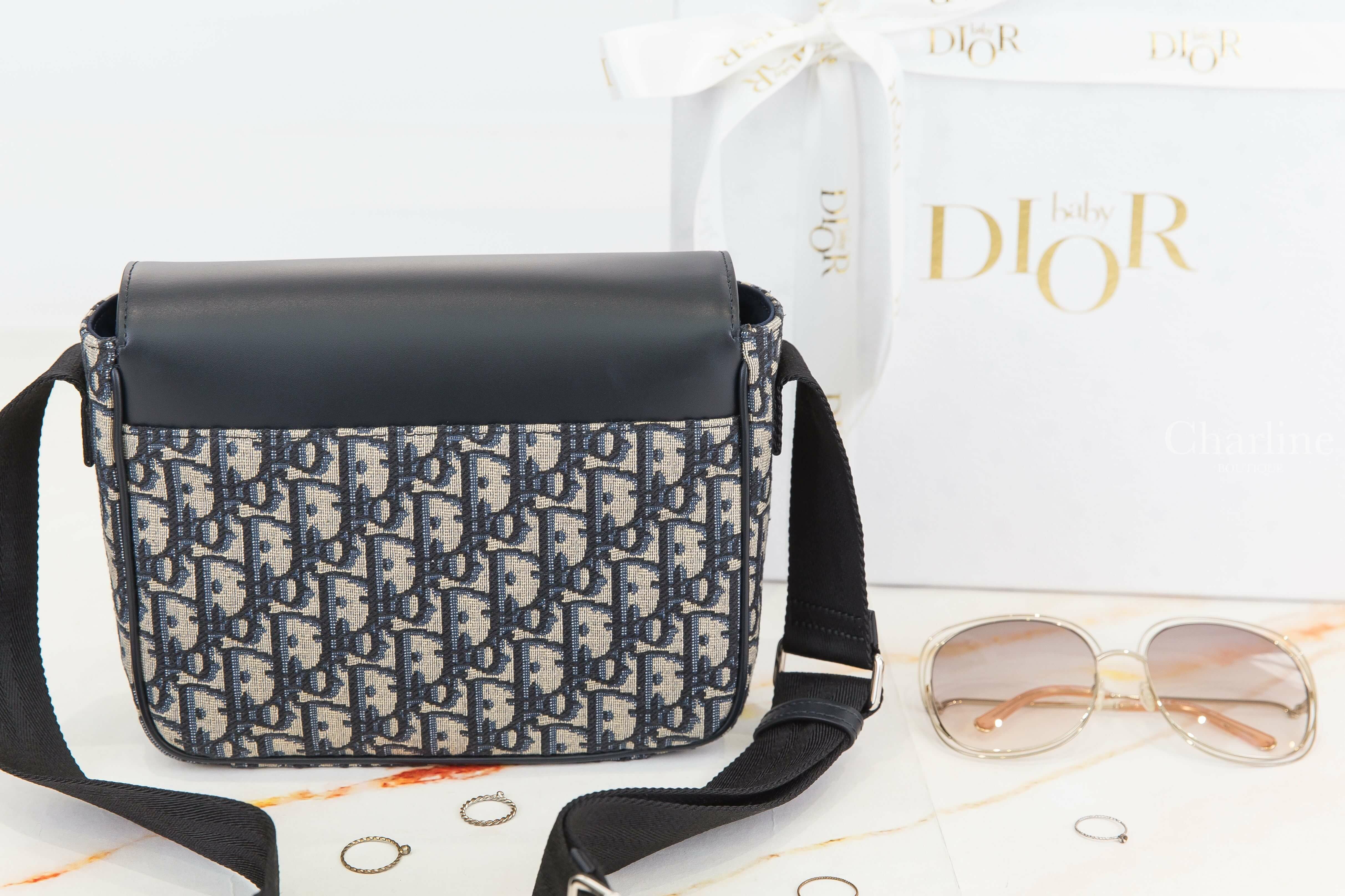 Dior Kids' Messenger Bag 米色底深藍復古老花帆布小牛皮翻蓋尼龍背帶兒童肩背郵差包-Charline Boutique 精品代購