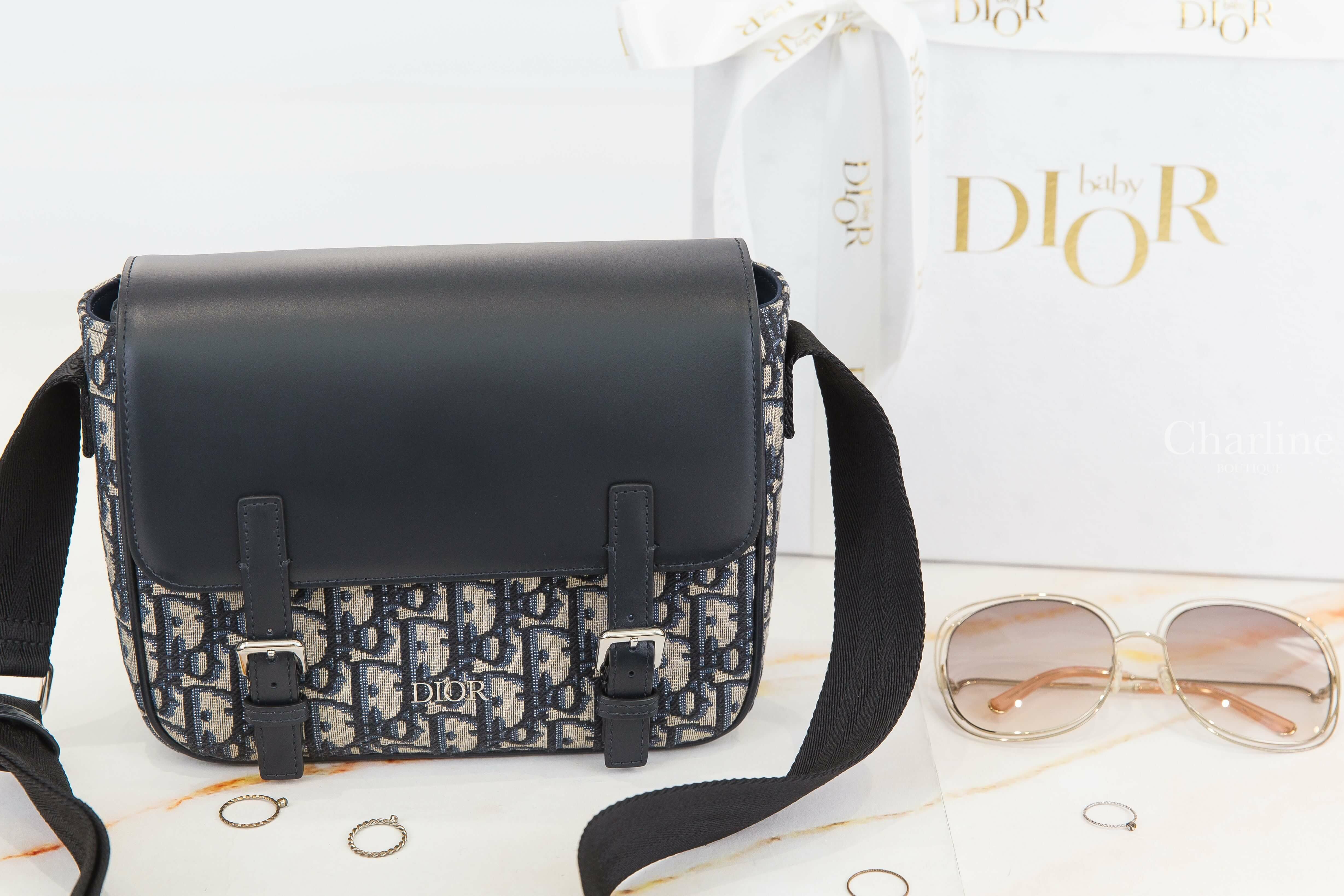 Dior Kids' Messenger Bag 米色底深藍復古老花帆布小牛皮翻蓋尼龍背帶兒童肩背郵差包-Charline Boutique 精品代購