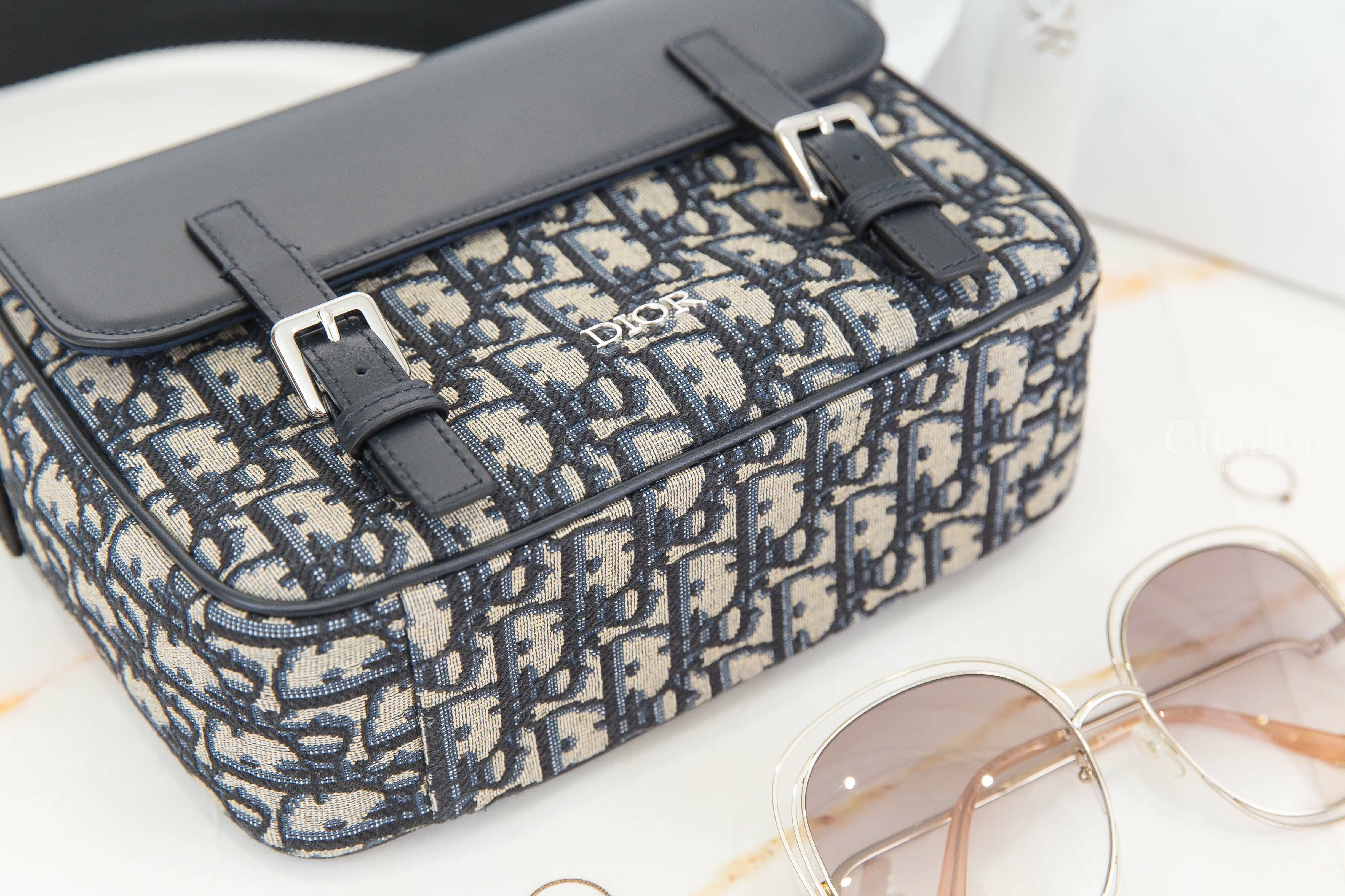 Dior Kids' Messenger Bag 米色底深藍復古老花帆布小牛皮翻蓋尼龍背帶兒童肩背郵差包-Charline Boutique 精品代購