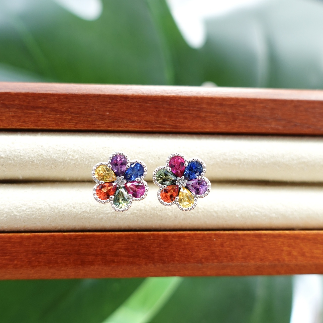 18K金彩虹藍寶拼花鑽石耳釘-六瓣