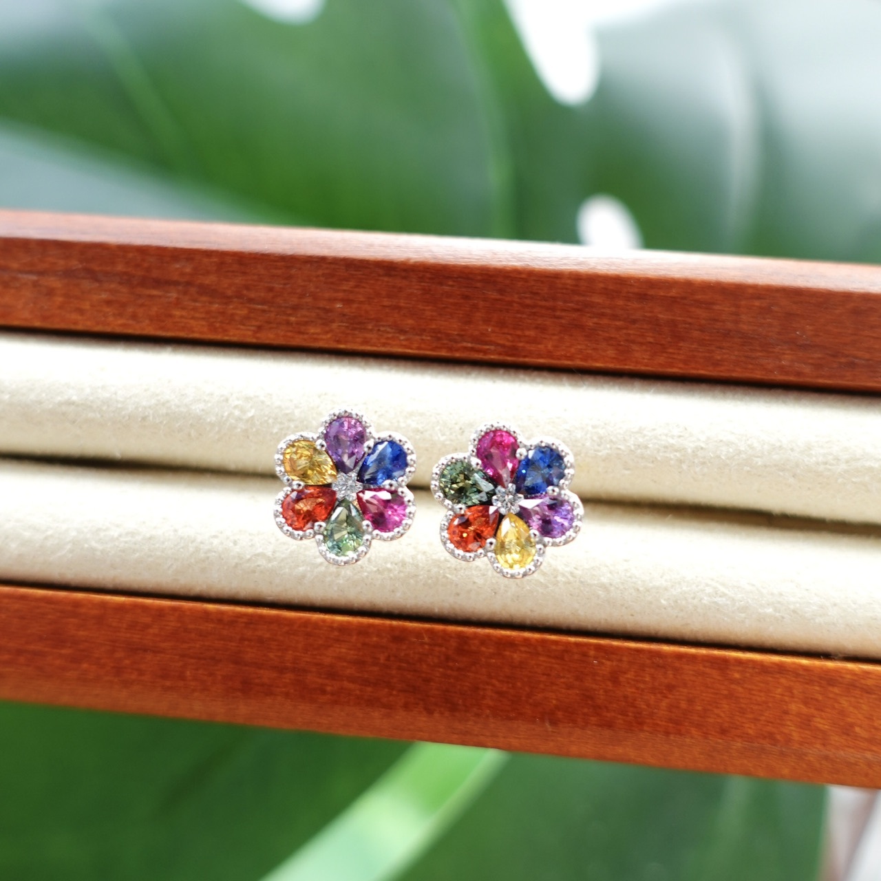 18K金彩虹藍寶拼花鑽石耳釘-六瓣