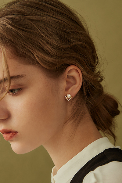 V型鋯石珍珠。夾式耳環