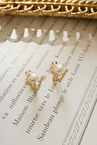 V型鋯石珍珠。夾式耳環