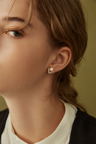 V型鋯石珍珠。銀針耳環