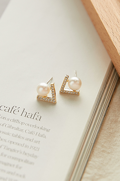 V型鋯石珍珠。銀針耳環