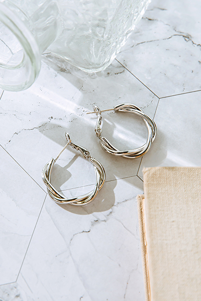 [2色]日常麻花款。銀針耳環