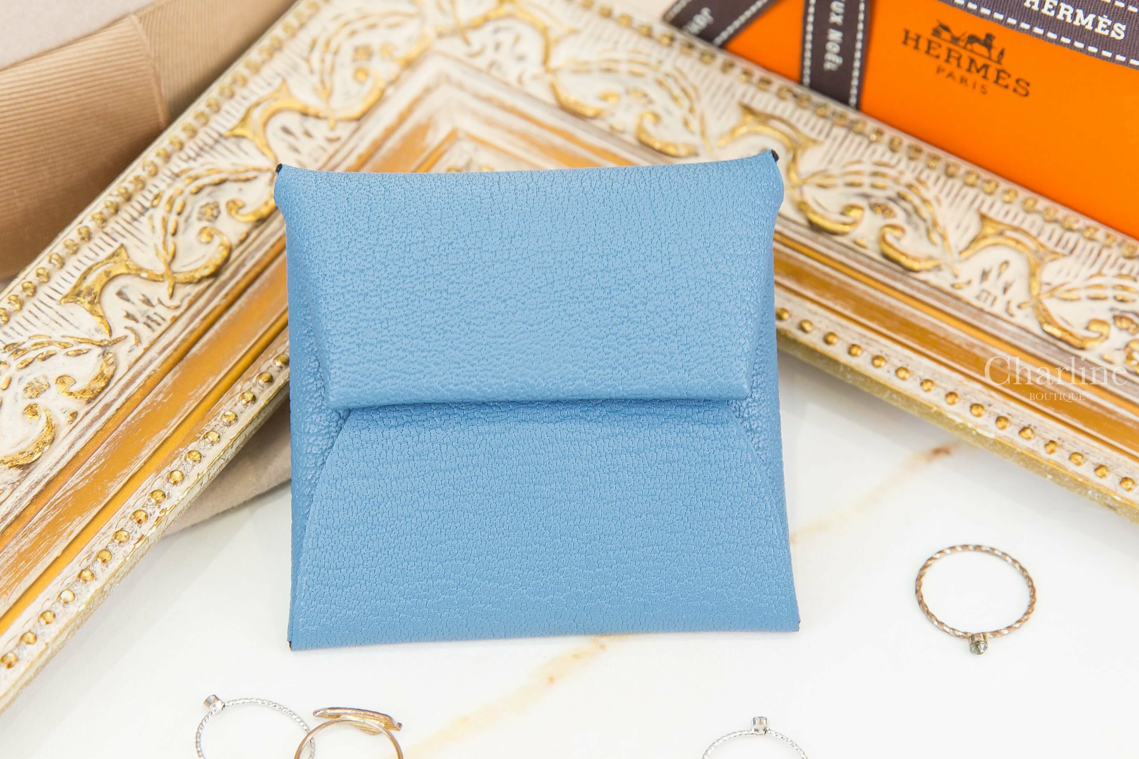 Hermès Bastia Verso Change Purse 新牛仔藍拼哈瓦那色內裡山羊皮信封釦式零錢包-Charline Boutique 精品代購