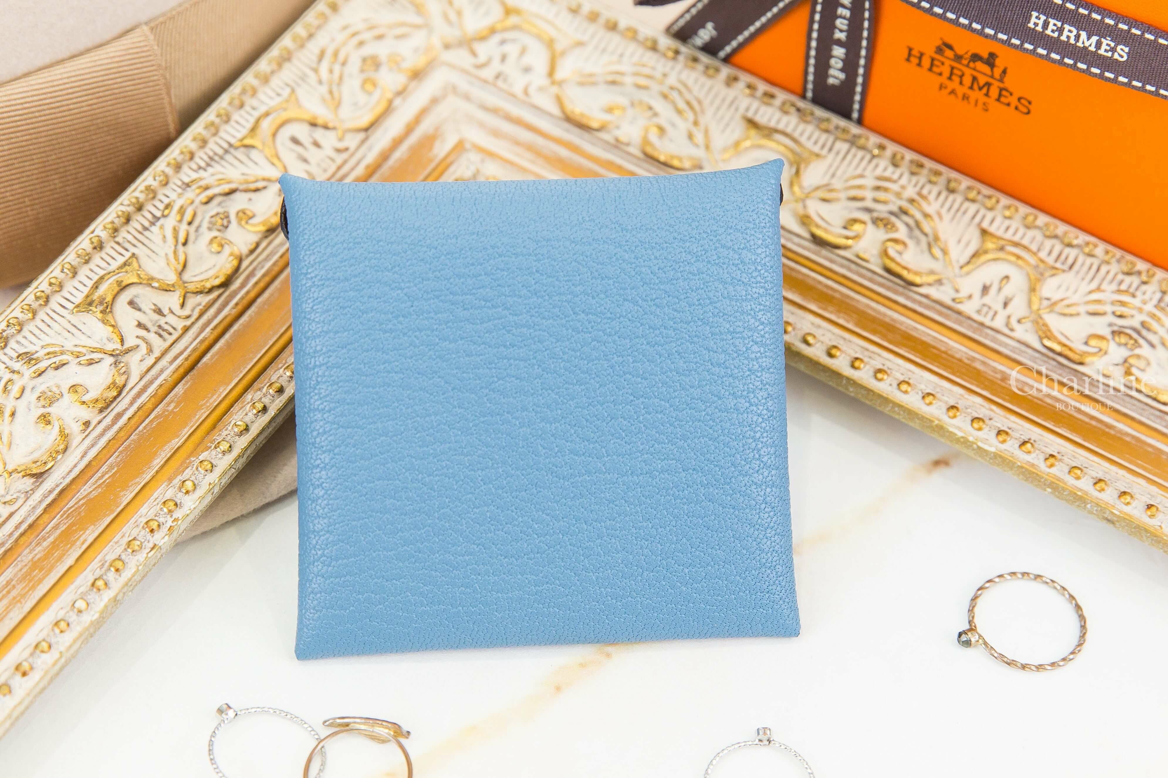 Hermès Bastia Verso Change Purse 新牛仔藍拼哈瓦那色內裡山羊皮信封釦式零錢包-Charline Boutique 精品代購