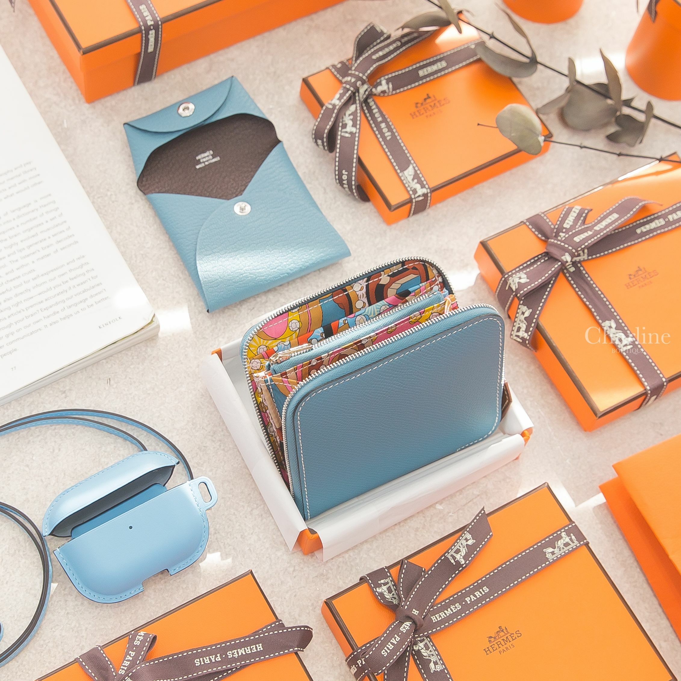 Hermès Bastia 新牛仔藍拼哈瓦那色內裡山羊皮零錢包,Hermès D2 新牛仔藍絲巾拉鍊短夾,Hermès AirPods Pro Case 天空藍/亞麻藍牛皮-Charline Boutique 精品代購
