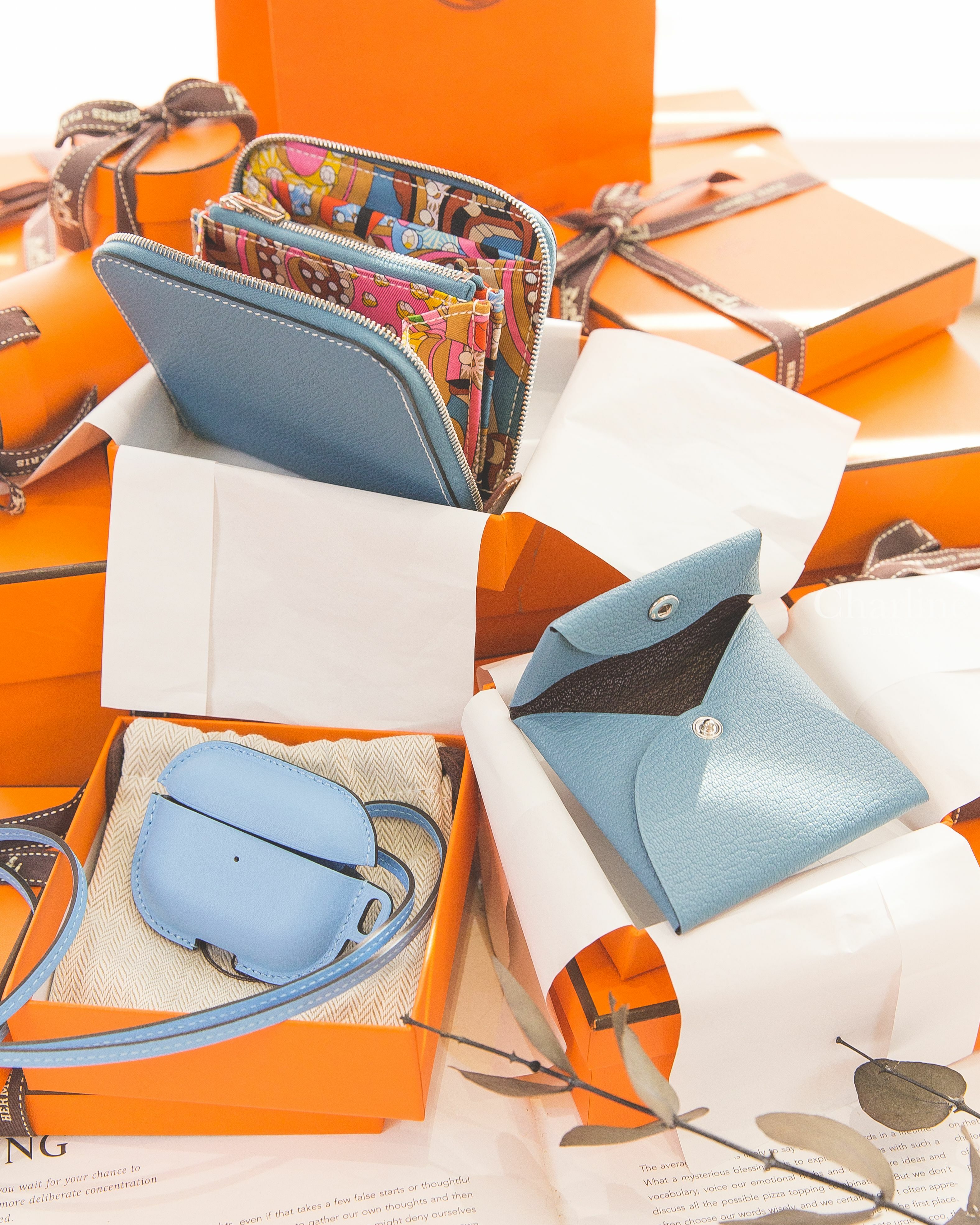 Hermès Bastia 新牛仔藍拼哈瓦那色內裡山羊皮零錢包,Hermès D2 新牛仔藍絲巾拉鍊短夾,Hermès AirPods Pro Case 天空藍/亞麻藍牛皮-Charline Boutique 精品代購