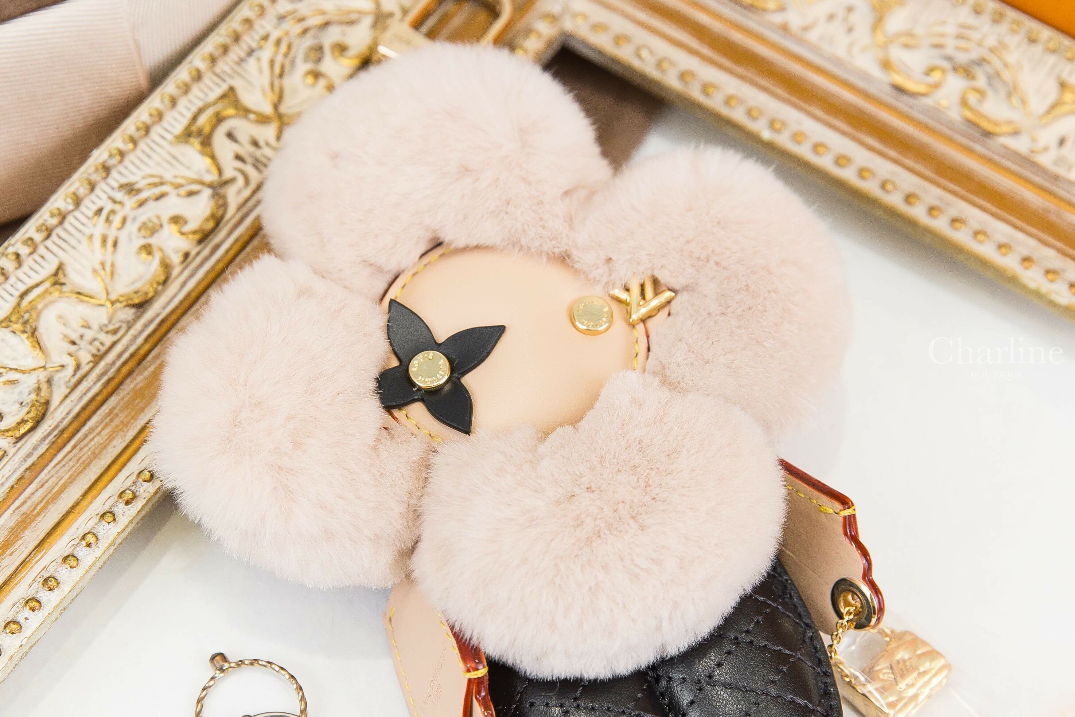 Louis Vuitton Vivienne Fashionista Bag Charm 黑色菱格紋米色絨毛手提金色鏈帶包玩偶金釦吊飾