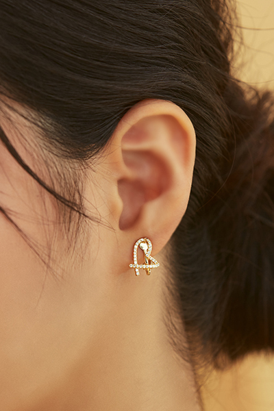 線條感水鑽愛心。夾式耳環