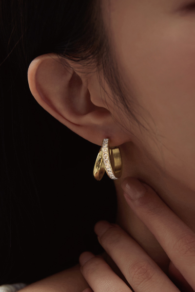 俐落鋯石雙C。鋼針耳環