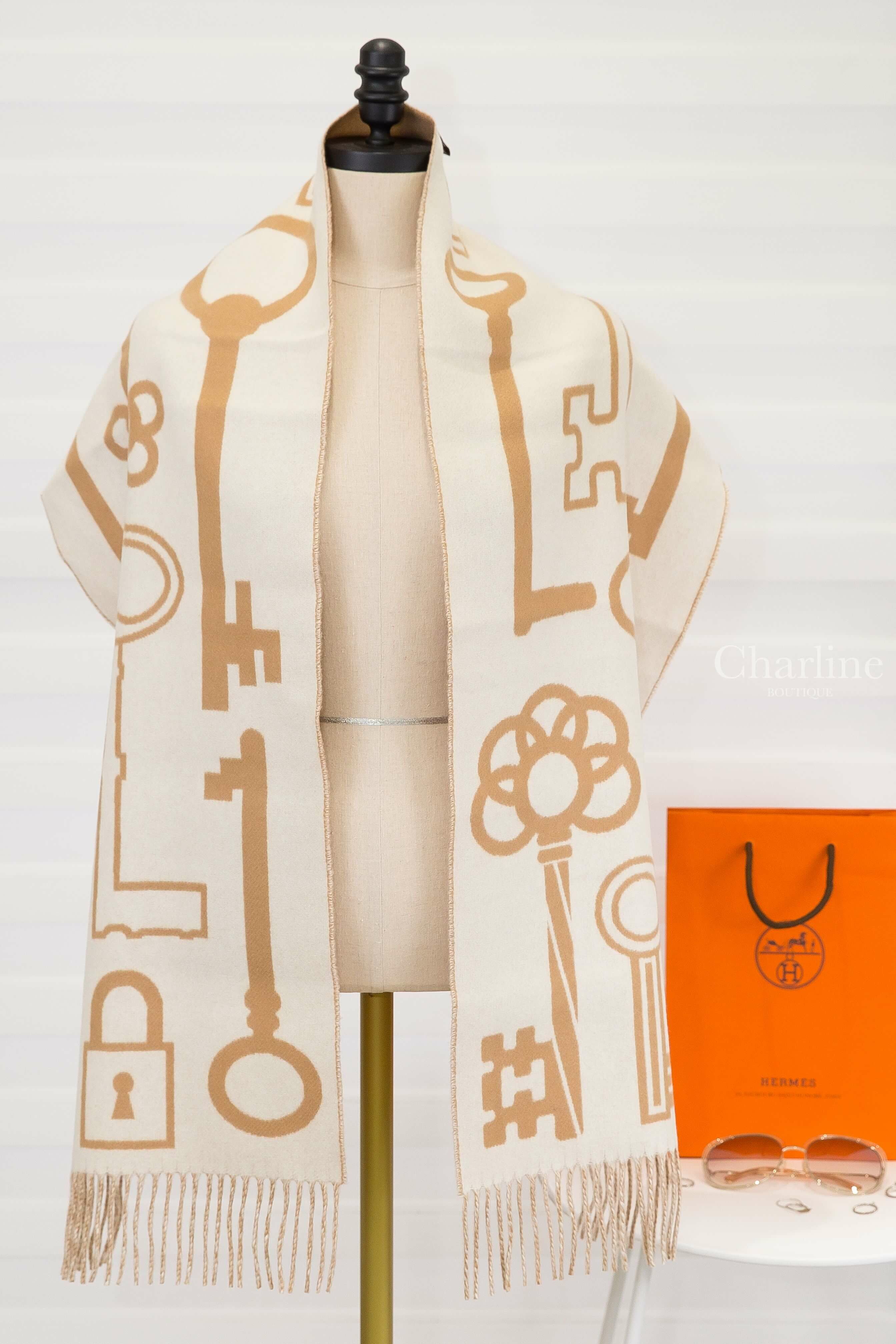 Hermès Casaque Porte-Clefs Muffler 駝色白色鑰匙圖騰咖啡色皮標雙面喀什米爾流蘇圍巾-Charline Boutique 精品代購
