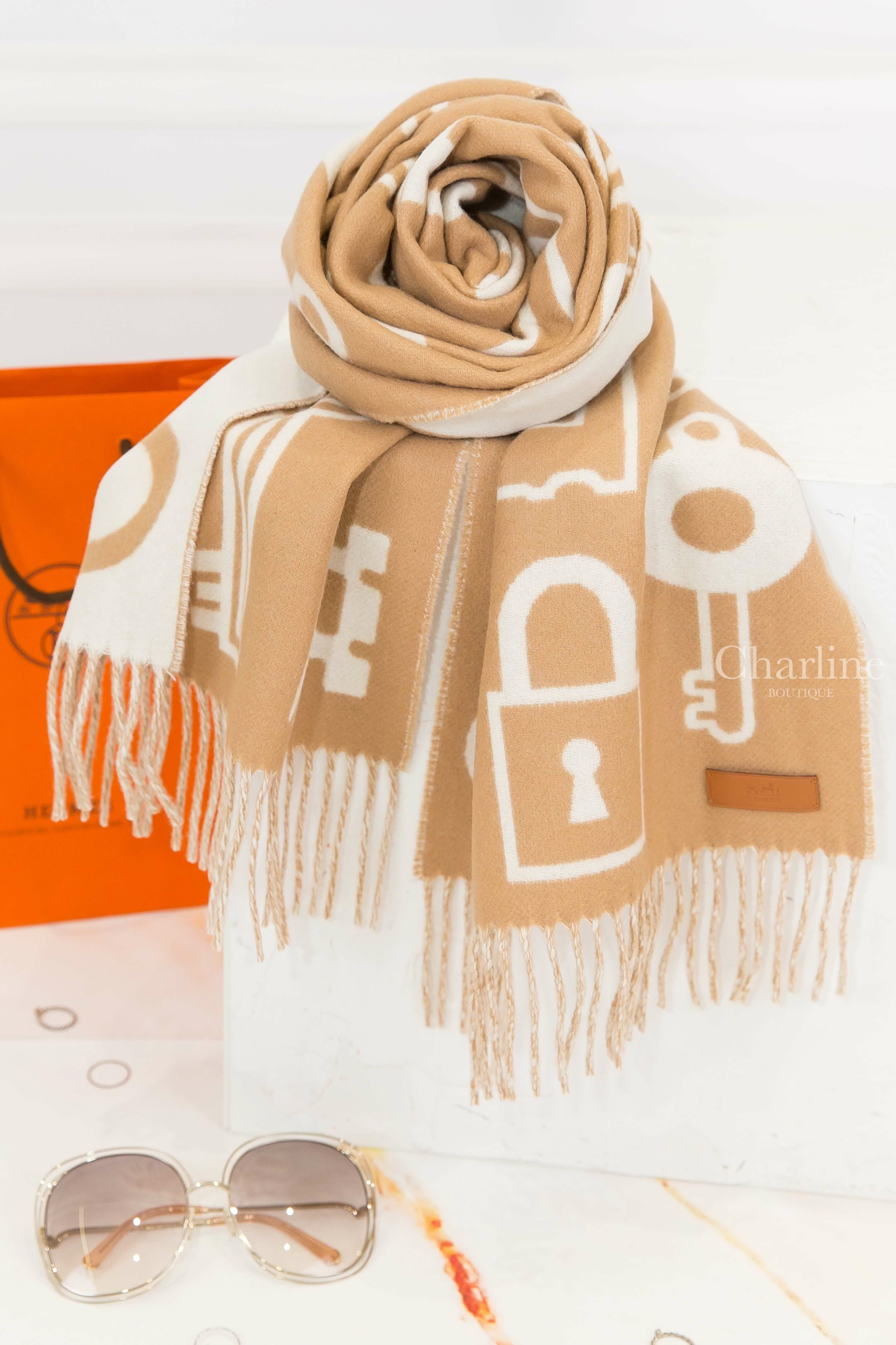 Hermès Casaque Porte-Clefs Muffler 駝色白色鑰匙圖騰咖啡色皮標雙面喀什米爾流蘇圍巾-Charline Boutique 精品代購