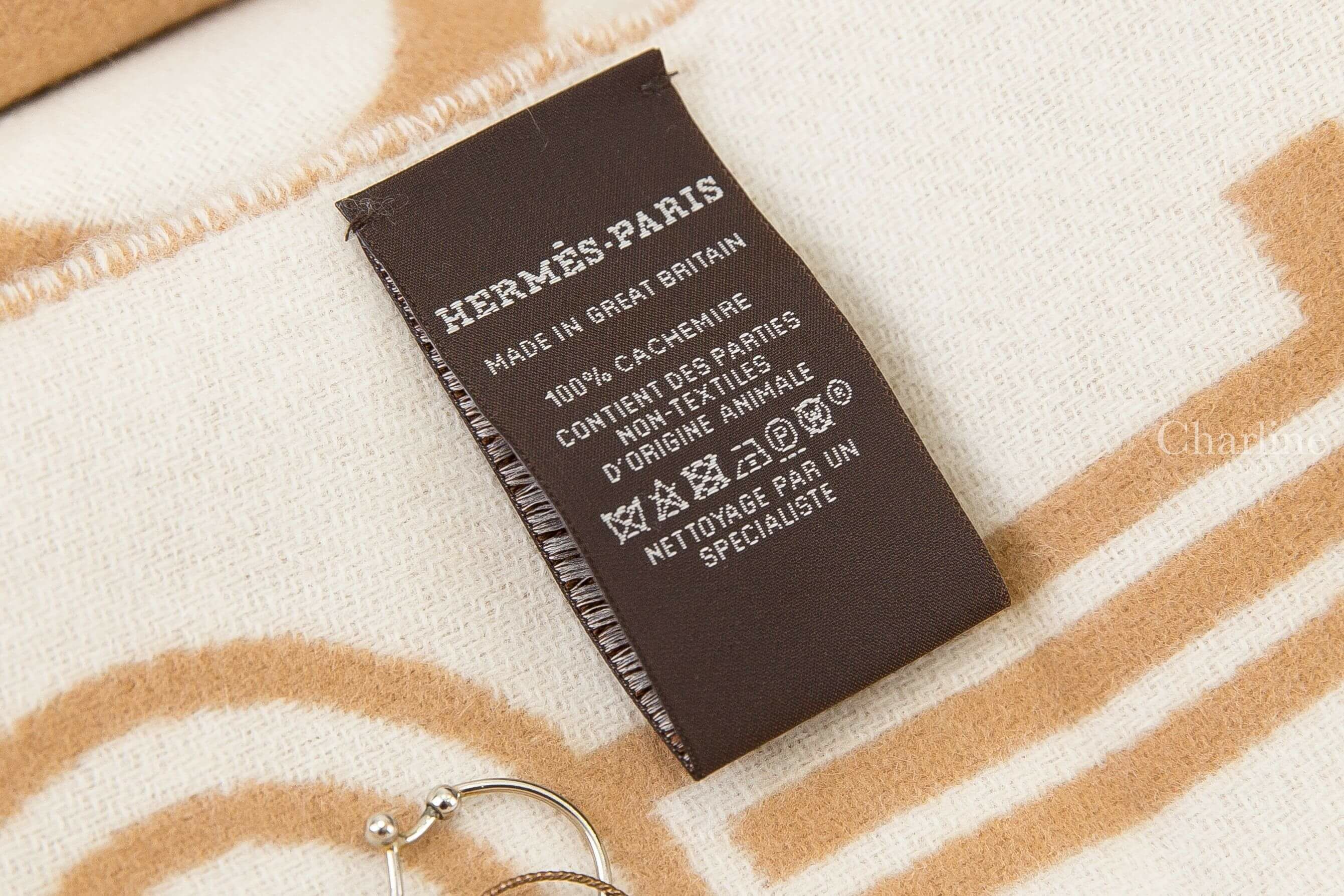 Hermès Casaque Porte-Clefs Muffler 駝色白色鑰匙圖騰咖啡色皮標雙面喀什米爾流蘇圍巾-Charline Boutique 精品代購
